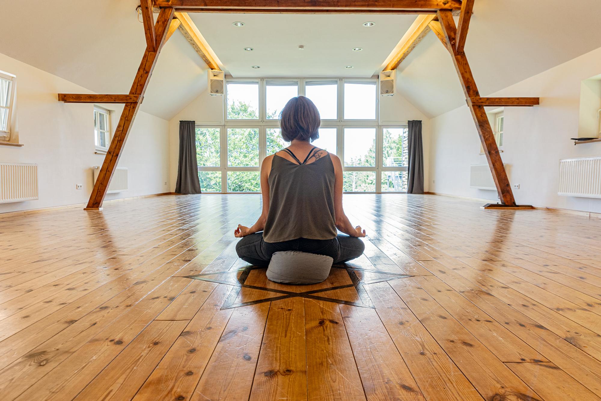 Ein Moment der Stille im Yoga-Raum